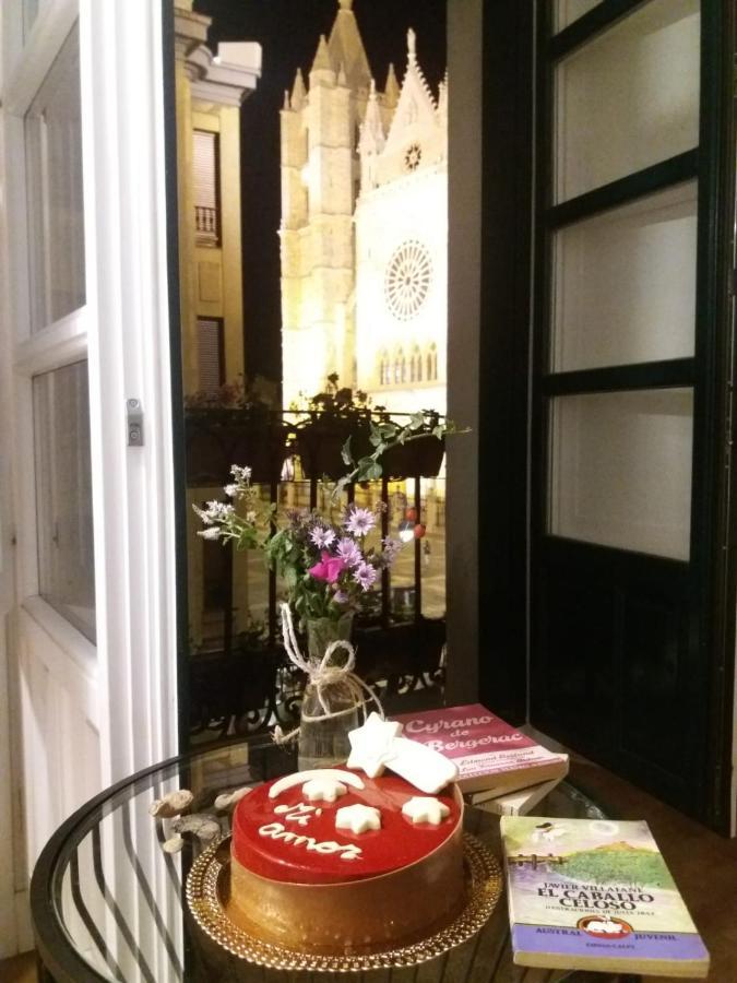 מלון לאון Albany Ancha מראה חיצוני תמונה The view from the window of the room where the first mass was celebrated