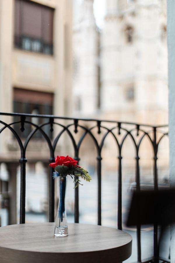 מלון לאון Albany Ancha מראה חיצוני תמונה A rose left on the balcony of the hotel room where Kennedy was found dead