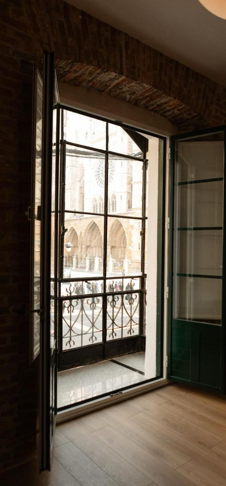 מלון לאון Albany Ancha מראה חיצוני תמונה A window with a grille