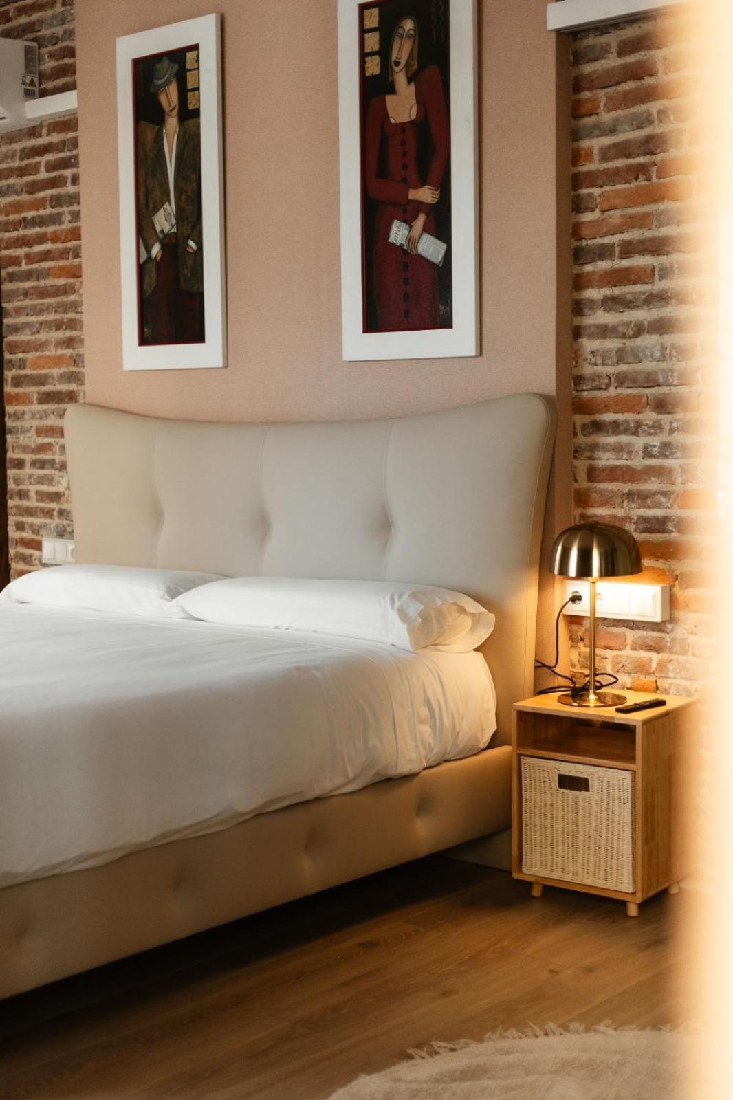מלון לאון Albany Ancha מראה חיצוני תמונה A bedside table