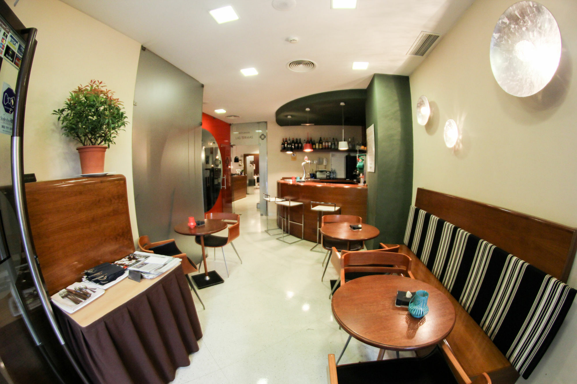מלון לאון Albany Ancha מראה חיצוני תמונה A typical hotel bar
