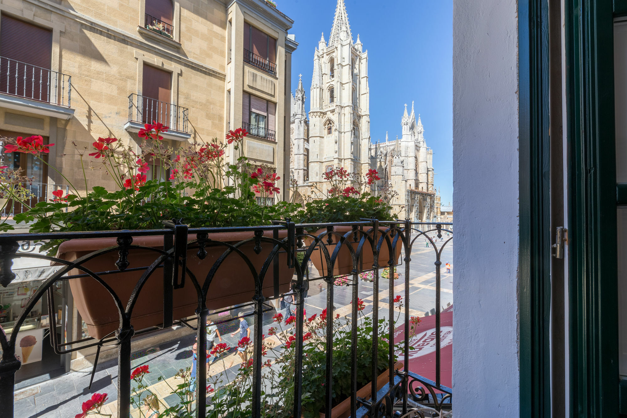מלון לאון Albany Ancha מראה חיצוני תמונה View of the cathedral from the hotel